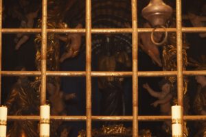 Loretokapelle Straß - Schwarze Madonna hinter dem Silbergitter